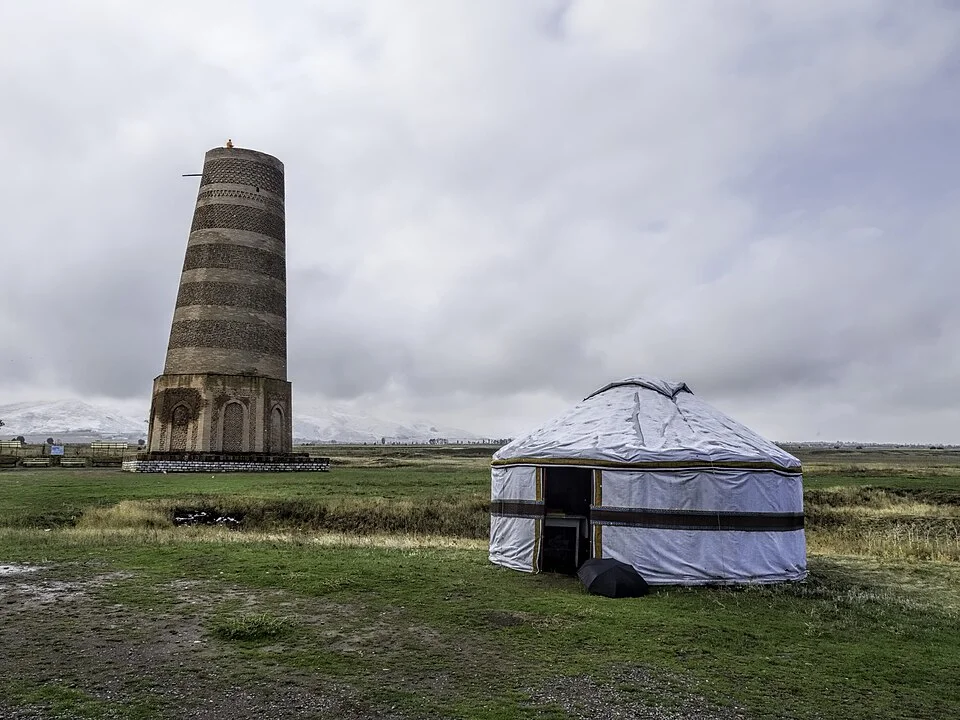 Burana kulesi ve karlı çevresindeki yurt