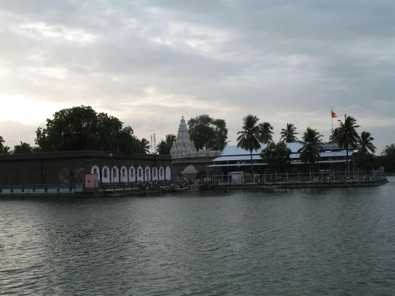 Solapur Siddheshwar tapınağı ve su çevresi