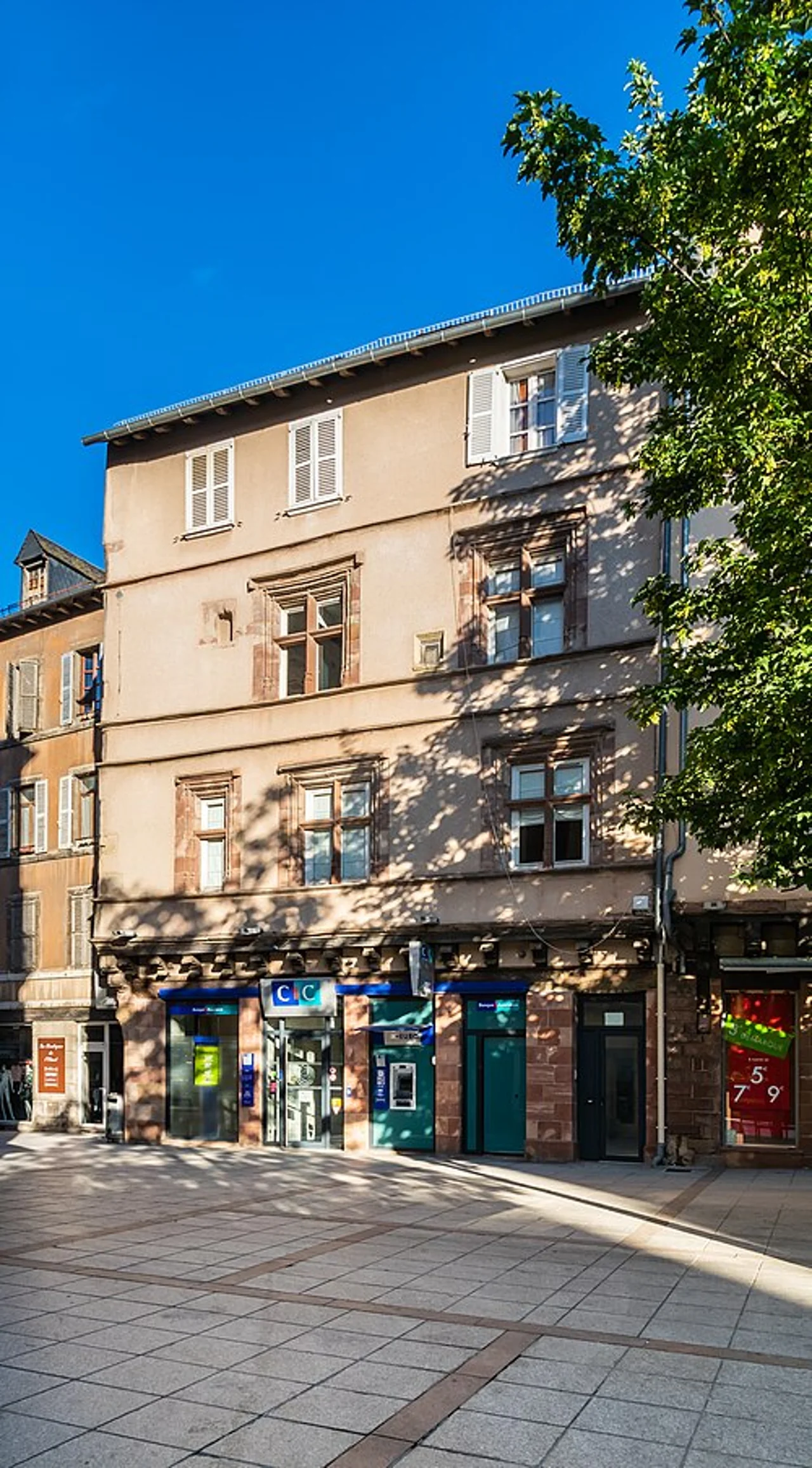 Rodez’de 12 place du Bourg binası, 14 Temmuz 2019; öğün rotasının kent bağlamı, işletme garantisi yok.