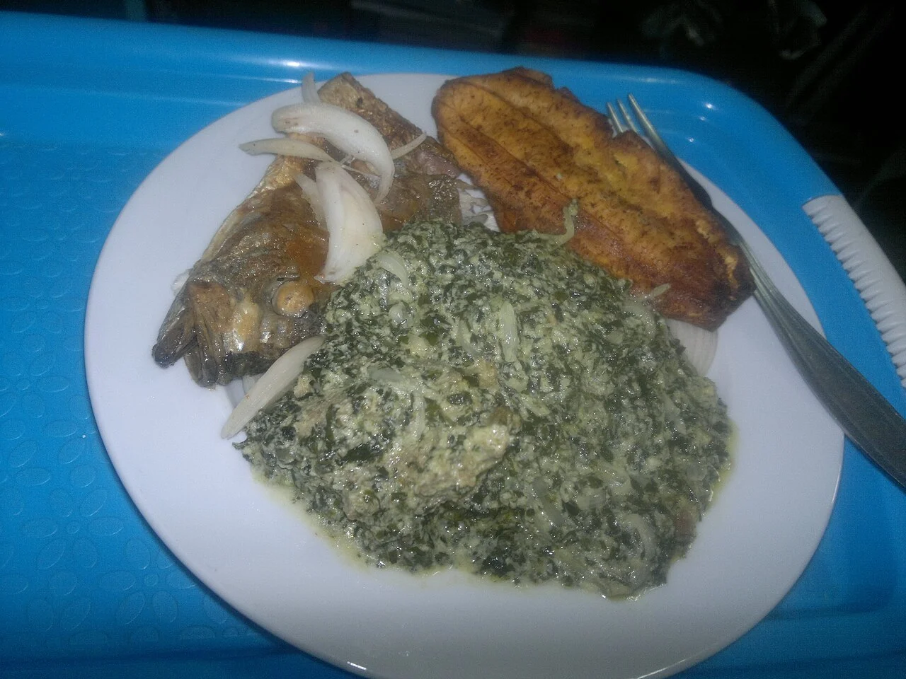 Douala bölgesine atfedilmiş ndolé, plantain ve kızarmış balık tabağı, 2014