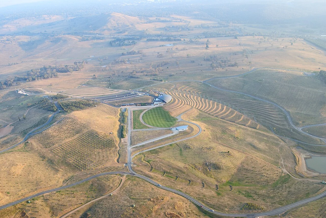 National Arboretum Canberra ağaç koleksiyonlarının havadan görünümü, 2015