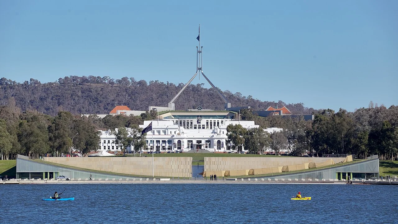 Canberra Lake Burley Griffin üzerinden eski ve yeni parlamento binaları, 2016