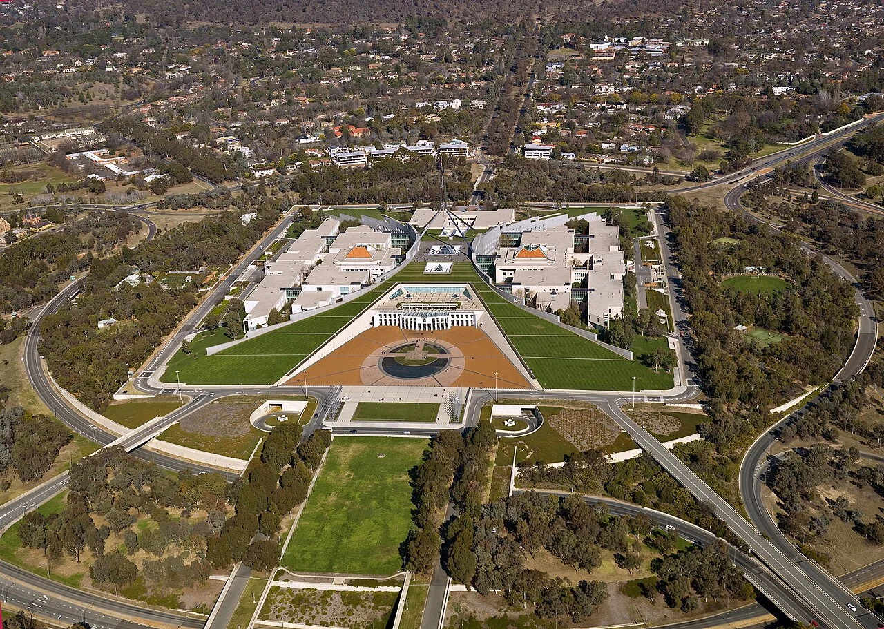 Canberra Parliament House ve çevresindeki çimenli alanın havadan görünümü, CSIRO arşivi