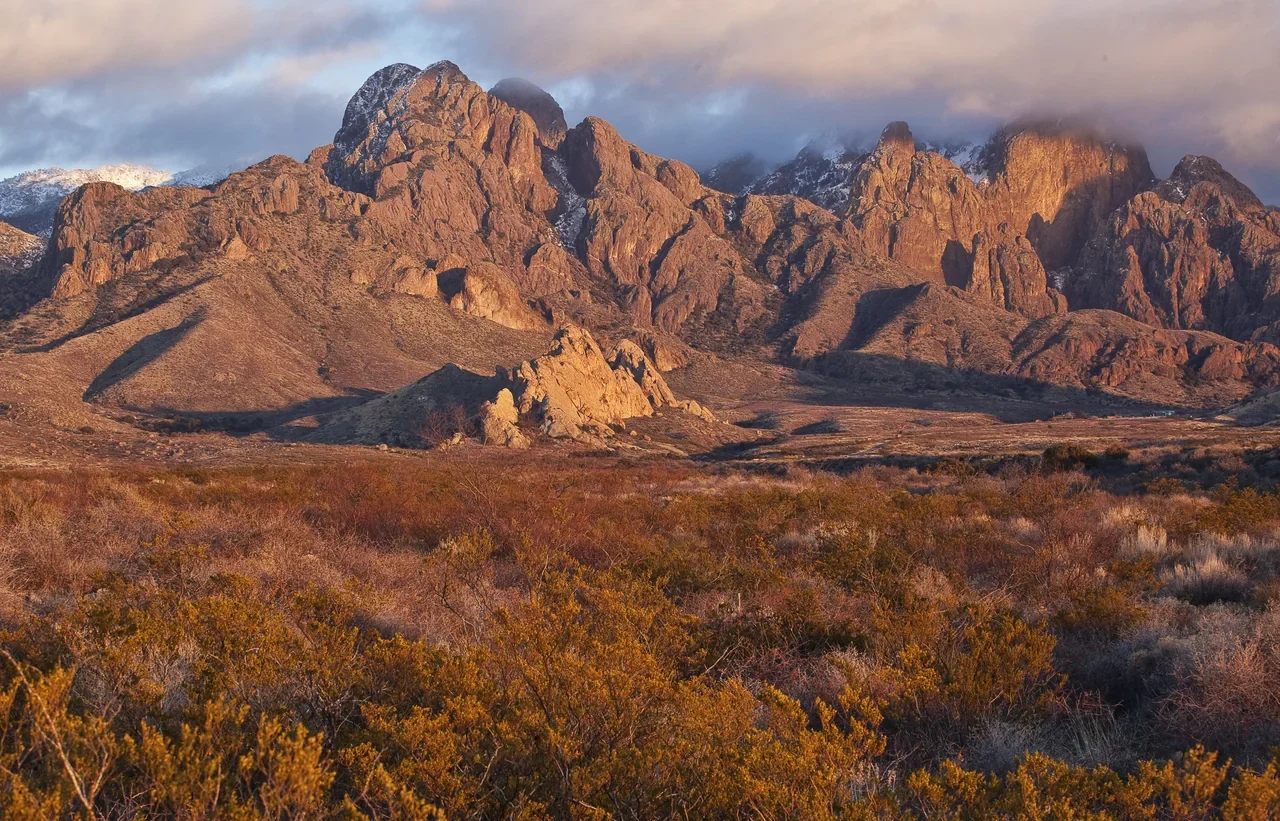 Organ Mountains çevresinde güneş ışığındaki kayalık zirveler, arşiv