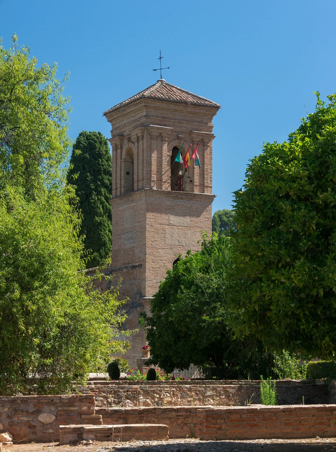 Granada Alhambra’daki eski San Francisco manastırı çan kulesi, Ağustos 2012