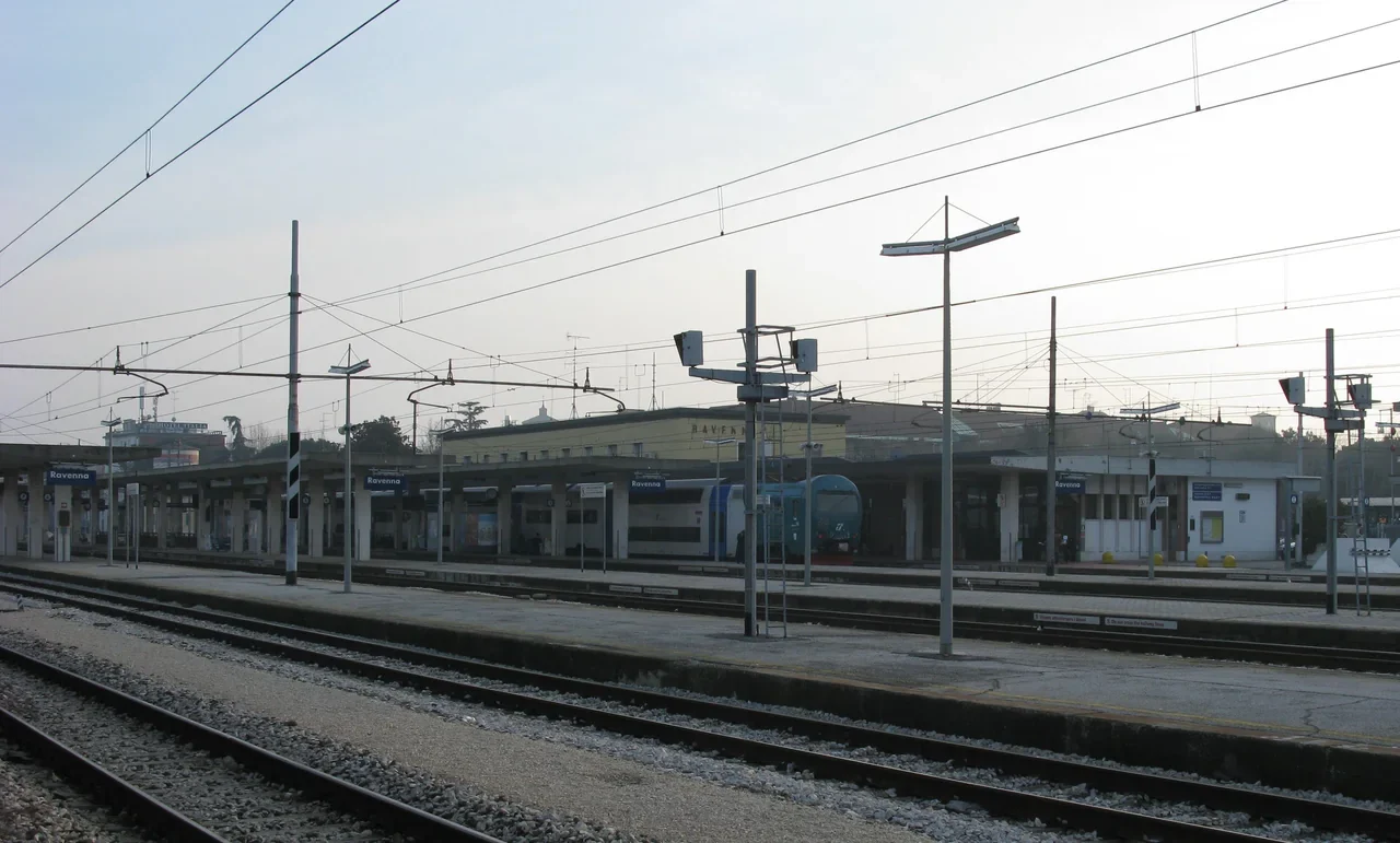 Ravenna tren istasyonu peronları ve rayları, 2010 arşiv görünümü