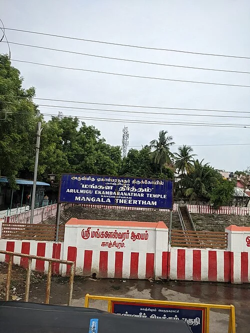 Kanchipuram kentinde ibadet yapısı çevresindeki sokak