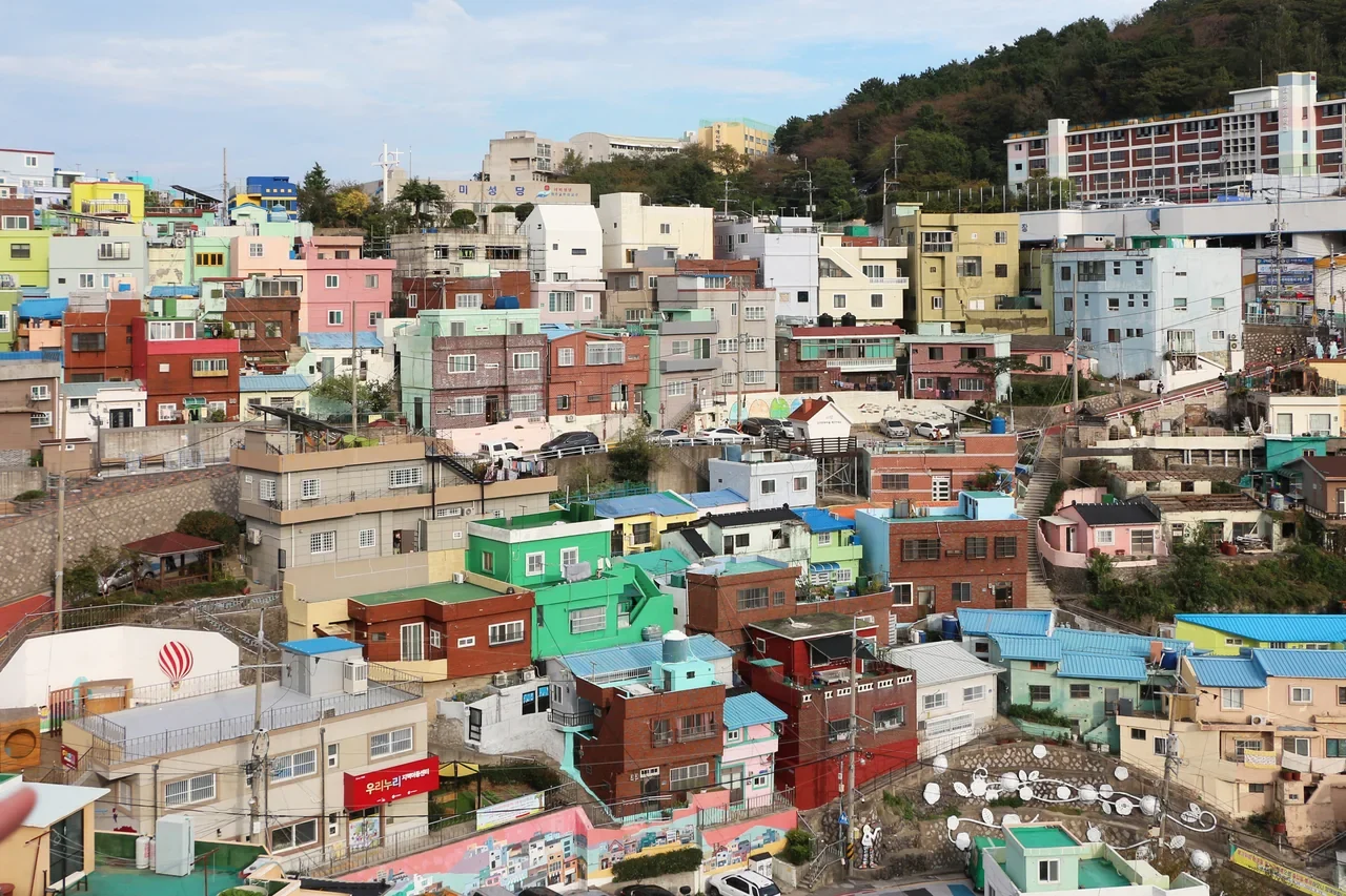Gamcheon köyünün renkli yamaç evleri, Busan