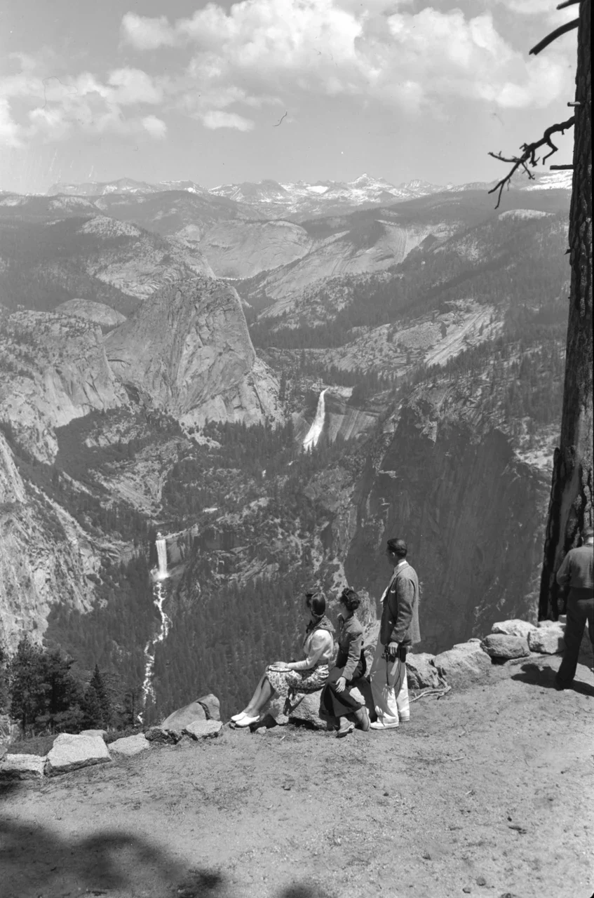 Aynı Yosemite seyir noktasında farklı ziyaretçi pozu
