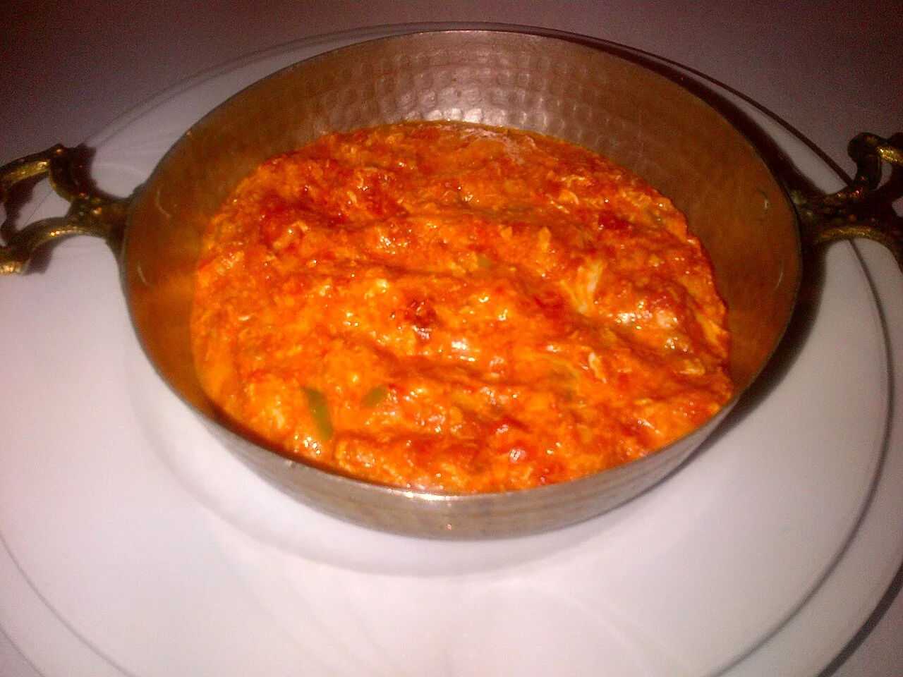 Menemen yemek örneği, Samsun bölgesinde fotoğraflanmış; Temmuz 2016, İstanbul restoranı değildir.