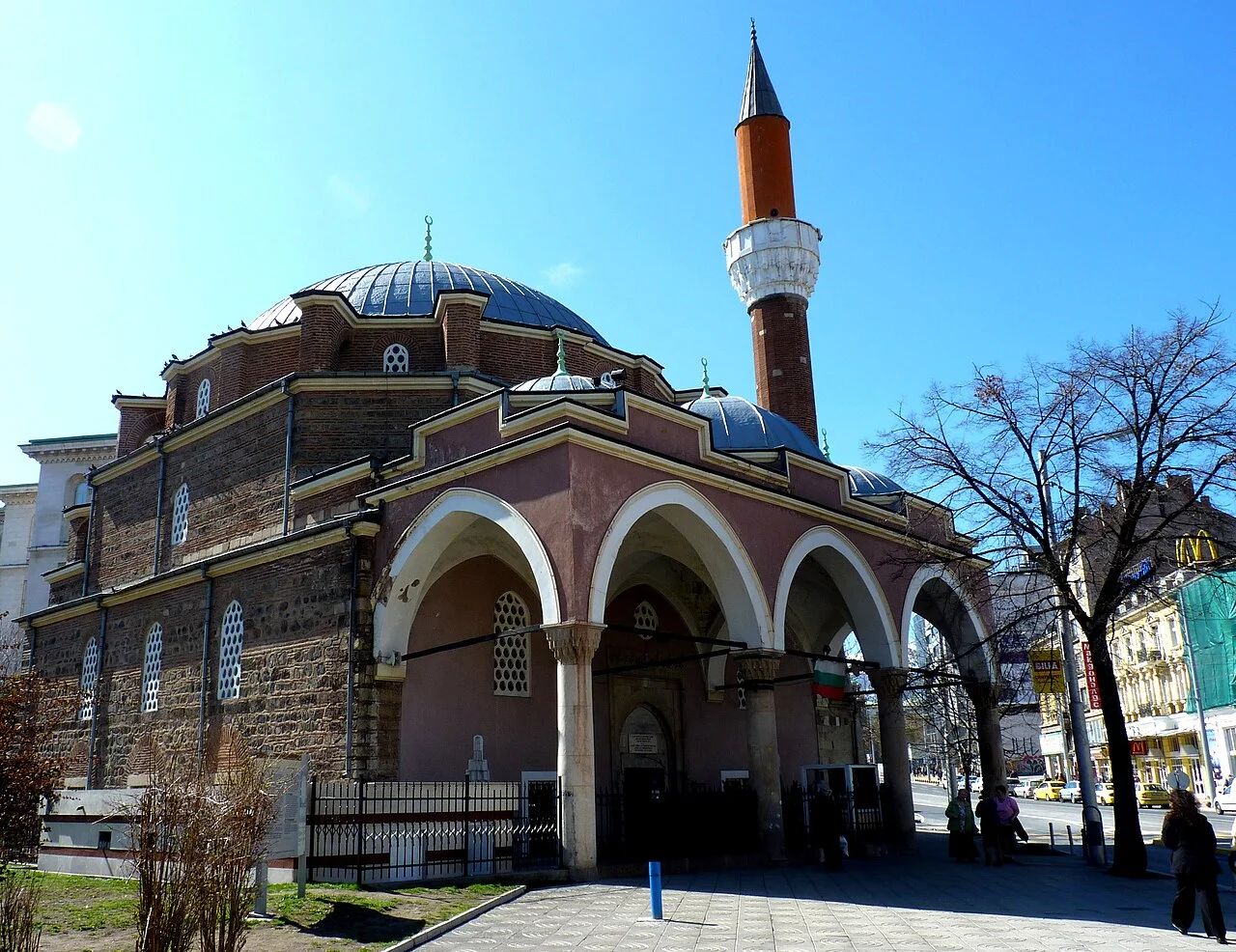 Sofya Banya Bashi tarihî cami dış cephesi, Nisan 2012; yemek işletmesi veya güncel ziyaret saati bilgisi değildir.