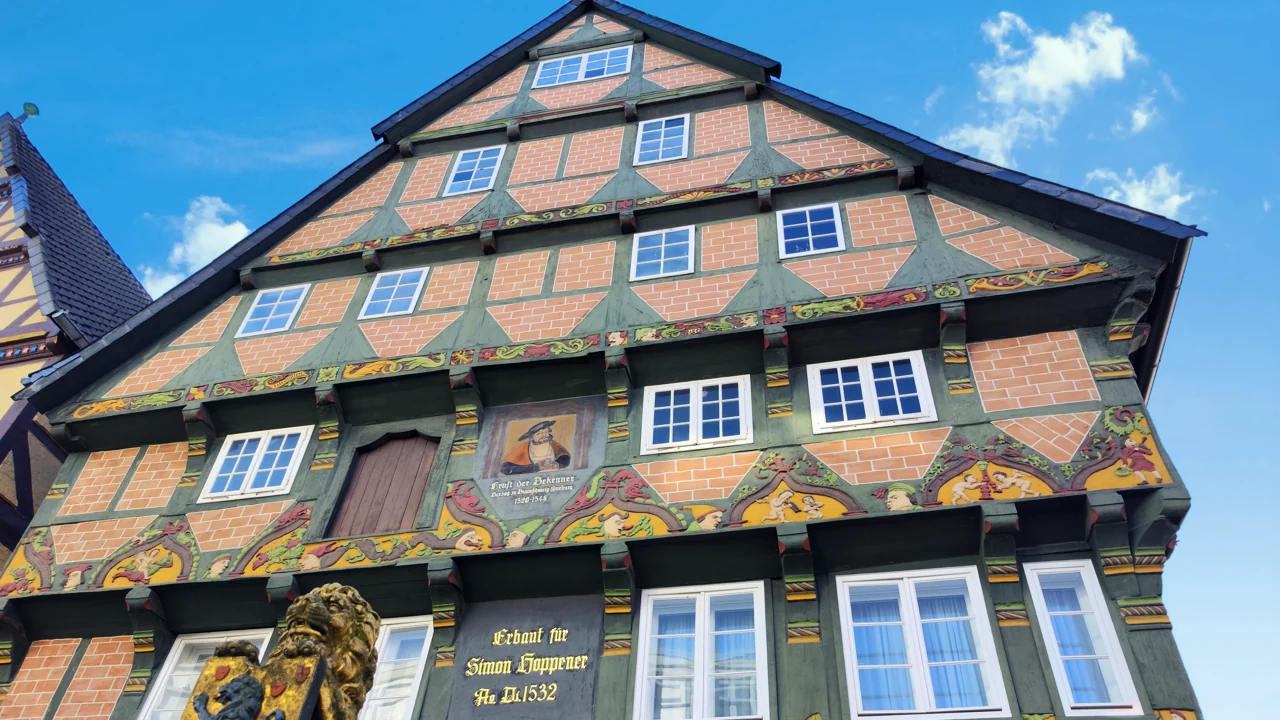 Hoppener Haus’un renkli figürleri ve üst üste taşan katları