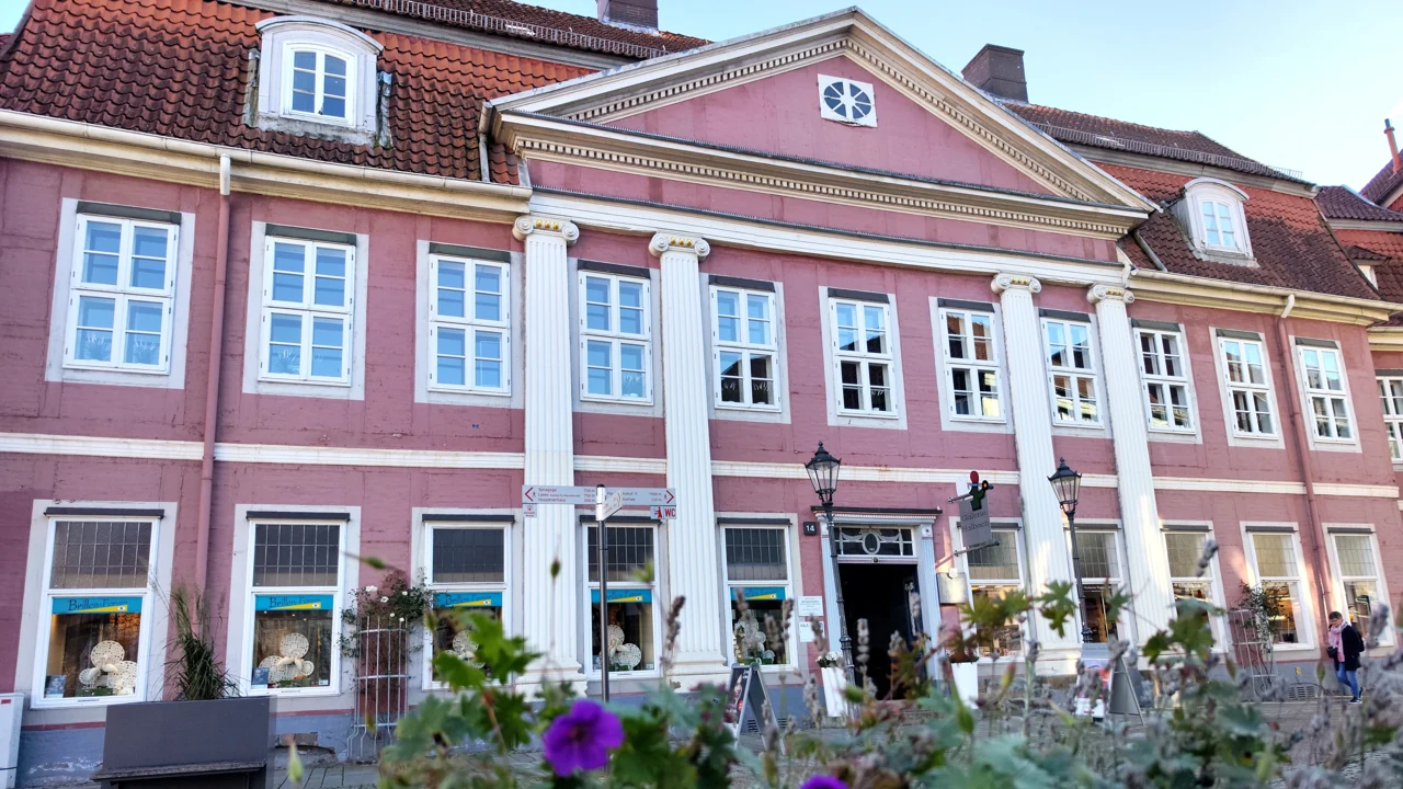 Großer Plan’daki Stechinellihaus’un pembe cephesi