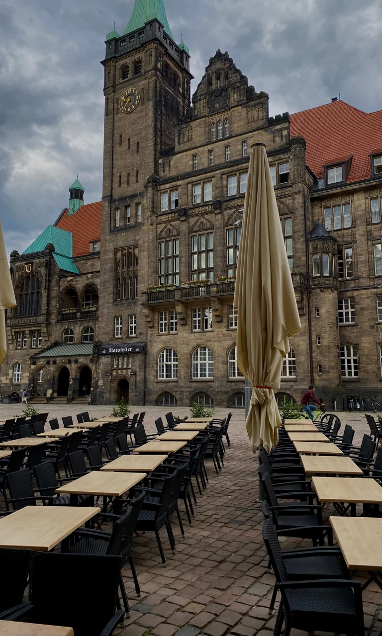 Chemnitz Rathaus ve meydandaki pazar görünüşü