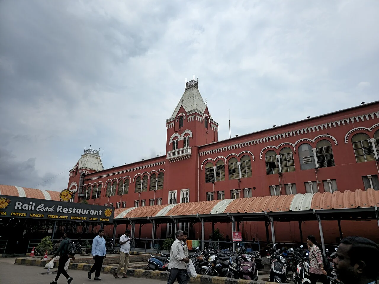 Chennai Central’ın kırmızı cephesi; Ganesh Mohan T, kaynak Exif tarihine göre 17 Mayıs 2024. Egmore veya peron bilgisi değildir.