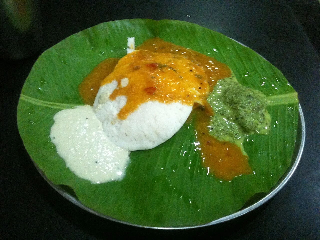 Saidapet, Chennai’de gerçek idli, sambar ve chutney tabağı; Ask27, 29 Ekim 2013. Güncel restoran menüsü değildir.