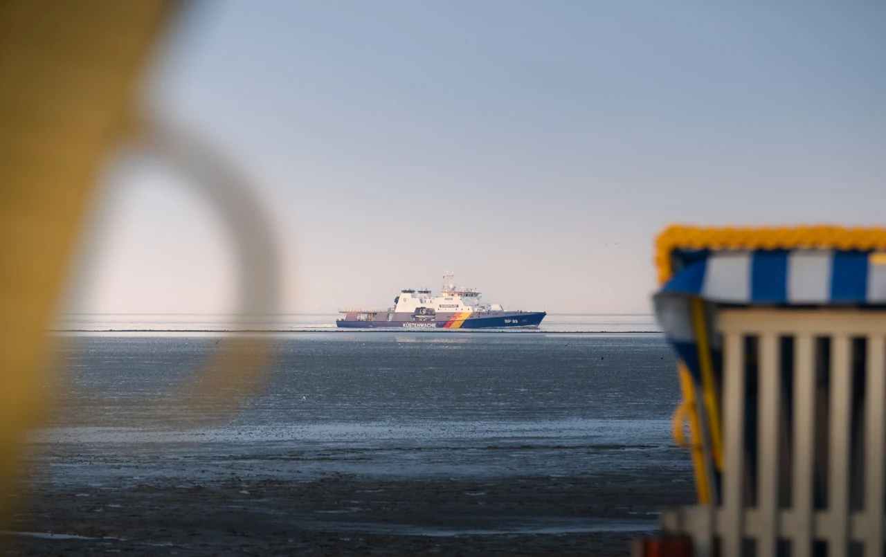 Cuxhaven kıyısındaki çerçeveden uzaktaki gemiye bakış