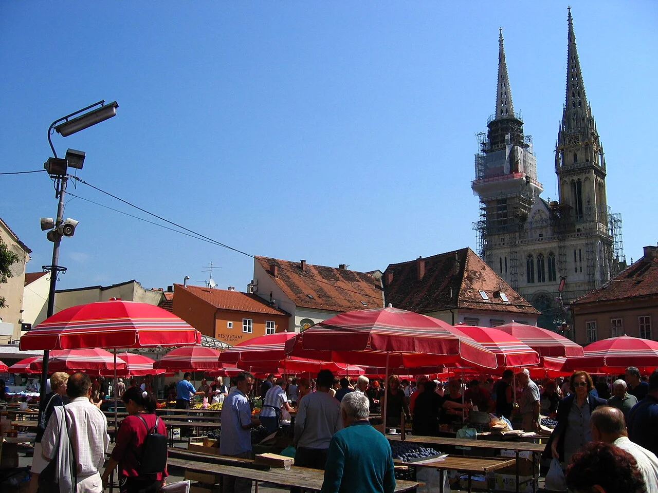 Zagreb Dolac pazar tezgâhları, Ağustos 2006; bugünkü satıcı ve tezgâh düzeni değildir.