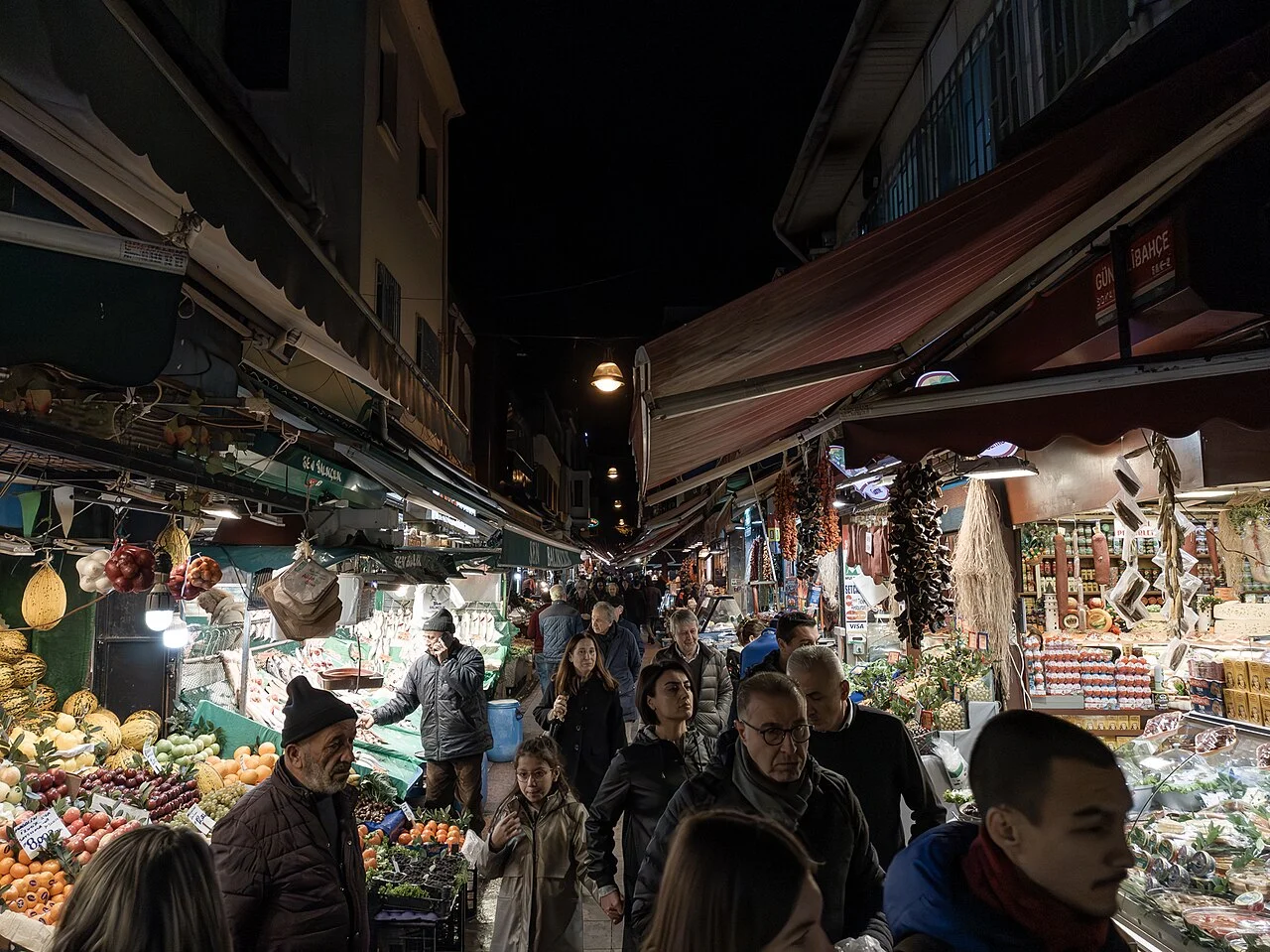 Kadıköy Osman Ağa çarşısında akşam tezgâhları; Aralık 2019, mahalle ortamı.