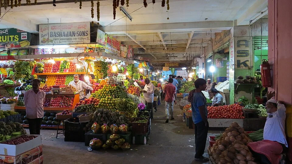 Bengaluru KR Market bodrum katında meyve ve sebze tezgâhları