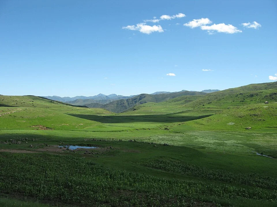Semonkong kuzeyinde A5 yolu çevresinde dağ manzarası
