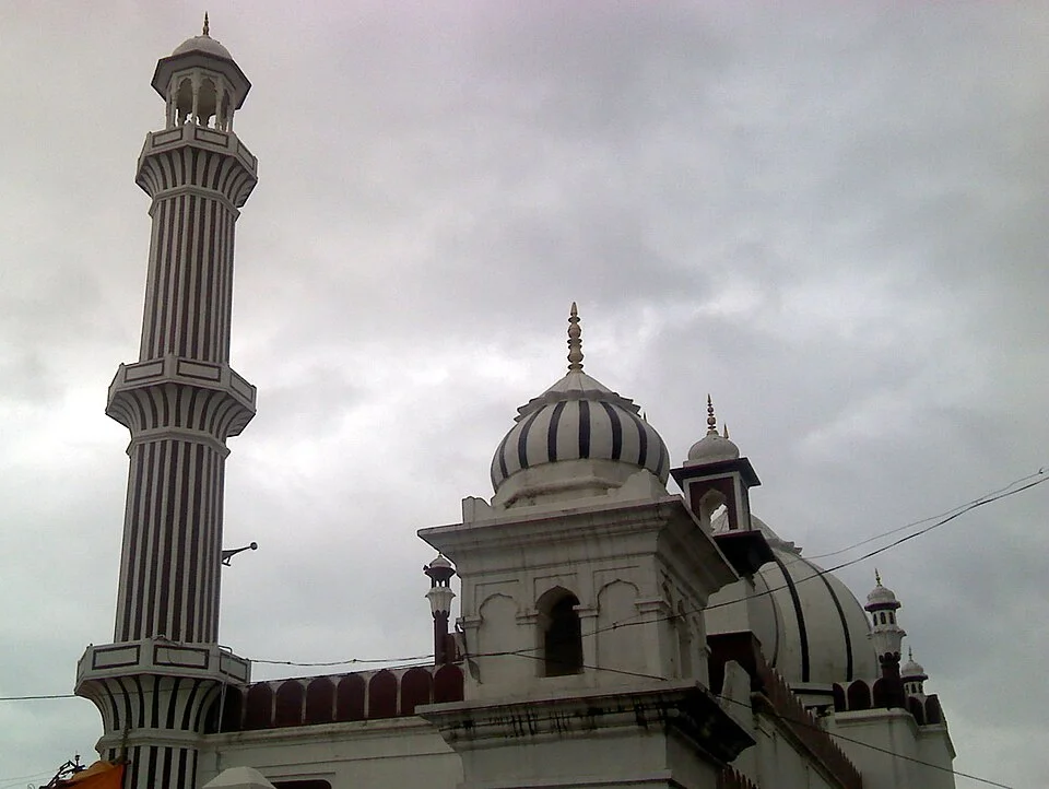 Amravati’de bir caminin kubbe ve minaresinin dış görünümü