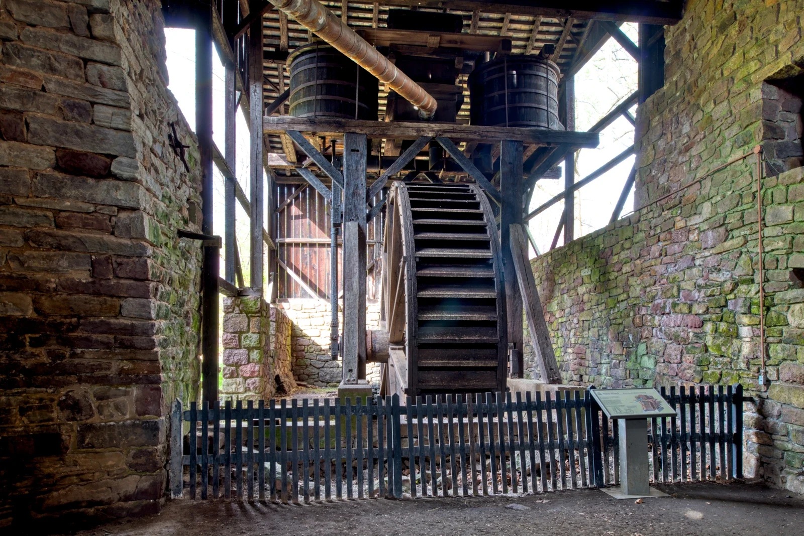 Hopewell Furnace su çarkı, ahşap kirişler ve taş duvarlar