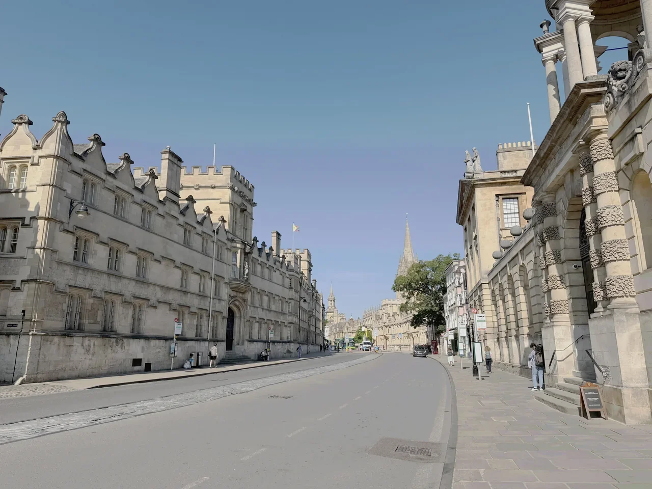 Oxford High Street üzerinde Queen’s College yönünden batıya bakış, Haziran 2026