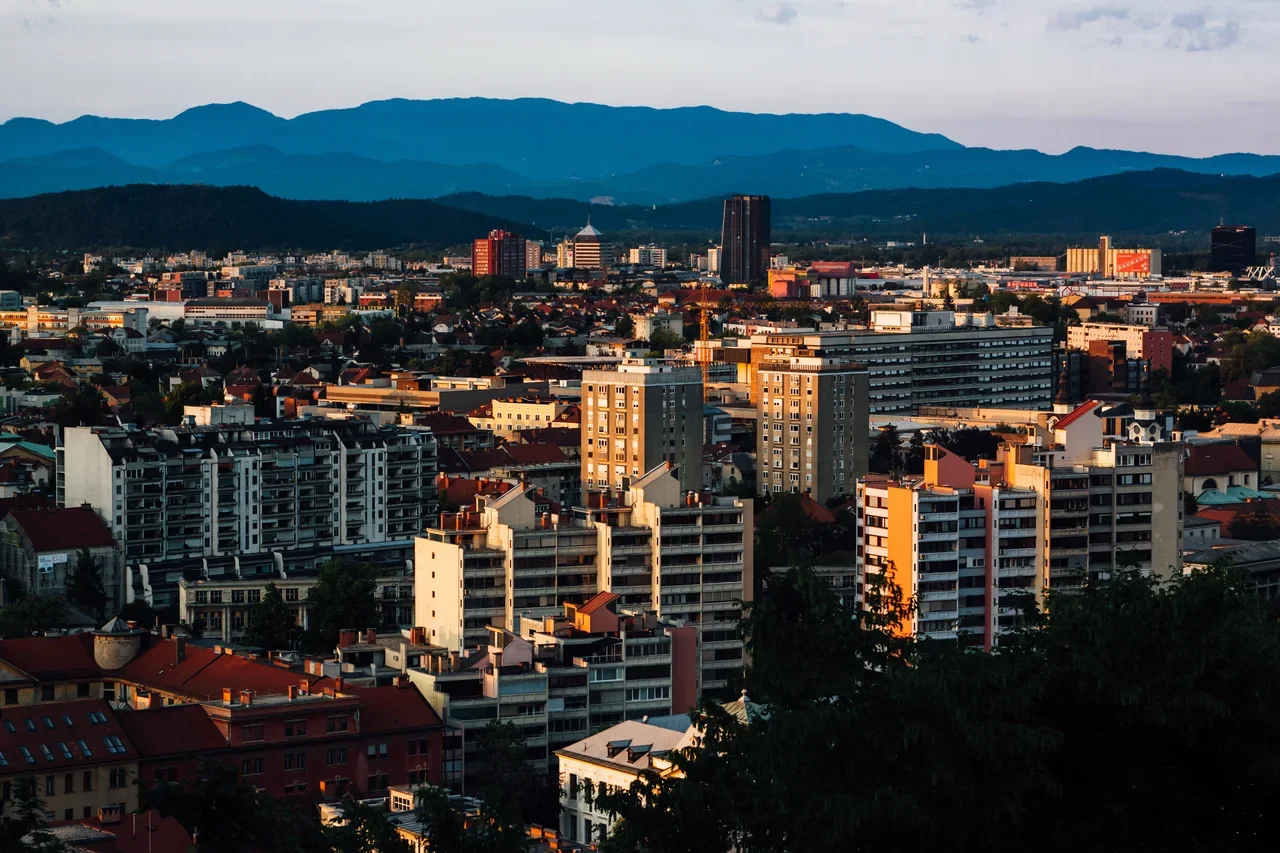 Ljubljana’nın binaları ve arka plandaki tepeler, Mayıs 2016 panoraması
