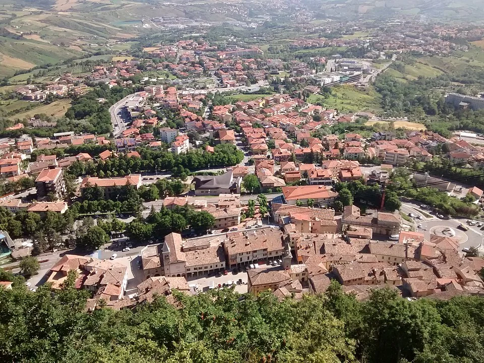 Monte Titano yamacından Borgo Maggiore yerleşimi