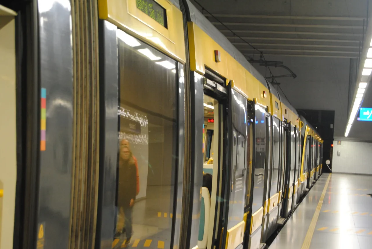 Porto Trindade istasyonunda D hattı metro treni, Mart 2026
