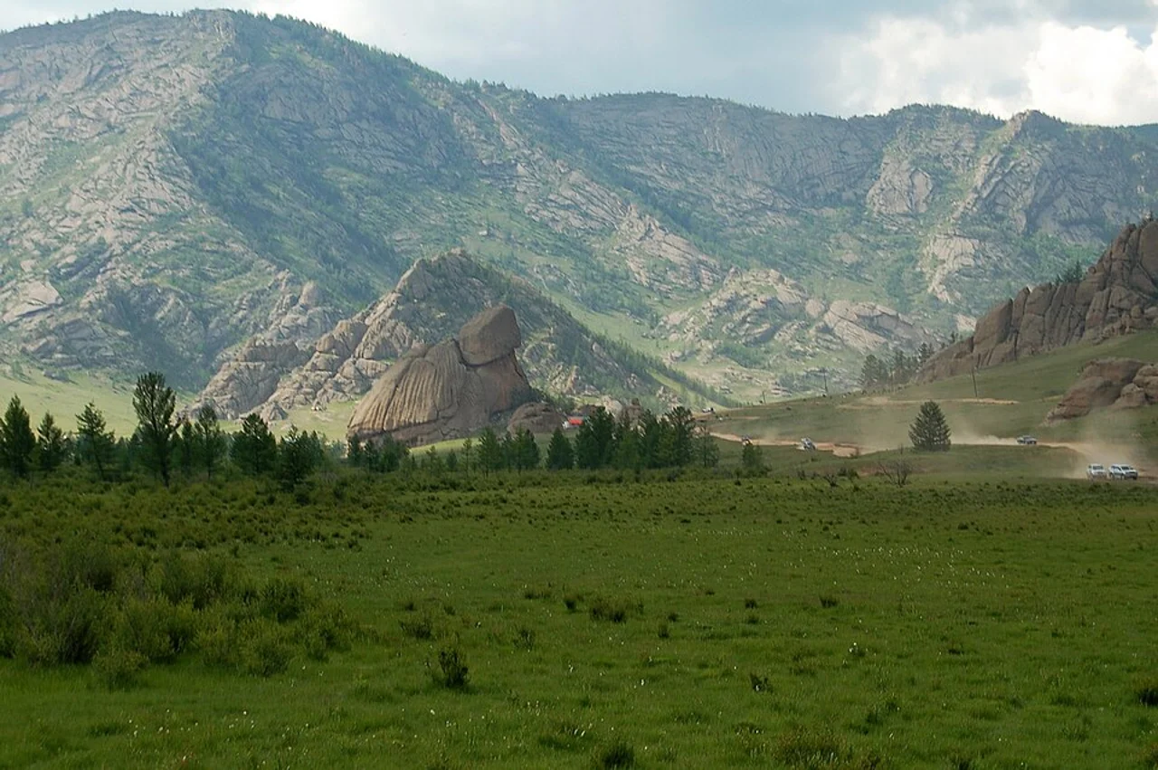 Gorkhi-Terelj Turtle Rock çevresi, 14 Temmuz 2006; araç penceresinden çekilmiş arşiv manzarası