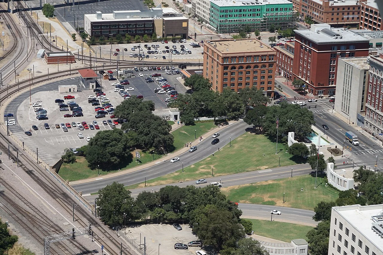 Reunion Tower üzerinden Dealey Plaza ve yol düzeni, 2015