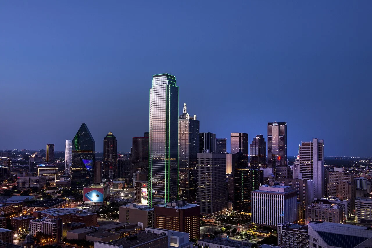 Reunion Tower üzerinden Dallas şehir silueti, 2014 akşam fotoğrafı