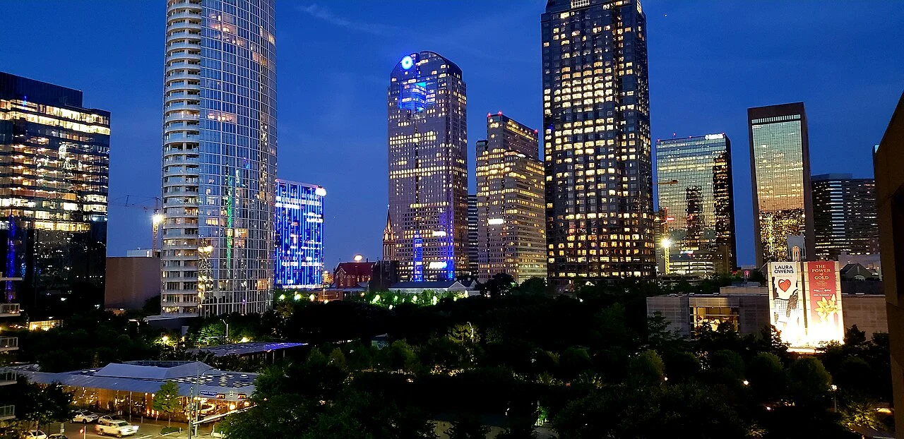 Klyde Warren Park ve çevresindeki Dallas gökdelenleri, 2018