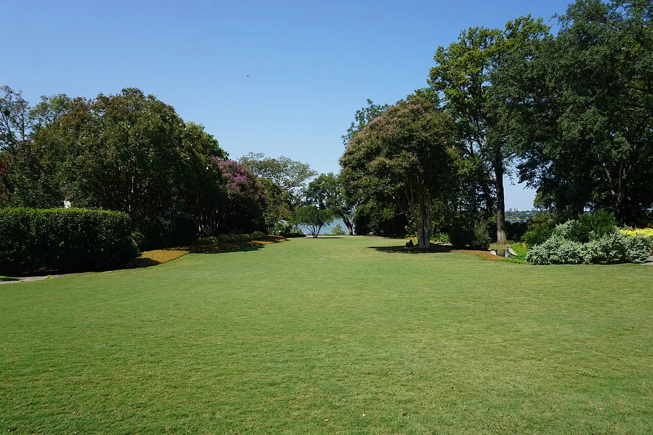 Dallas Arboretum Lay Family Garden yeşil peyzajı, 2017
