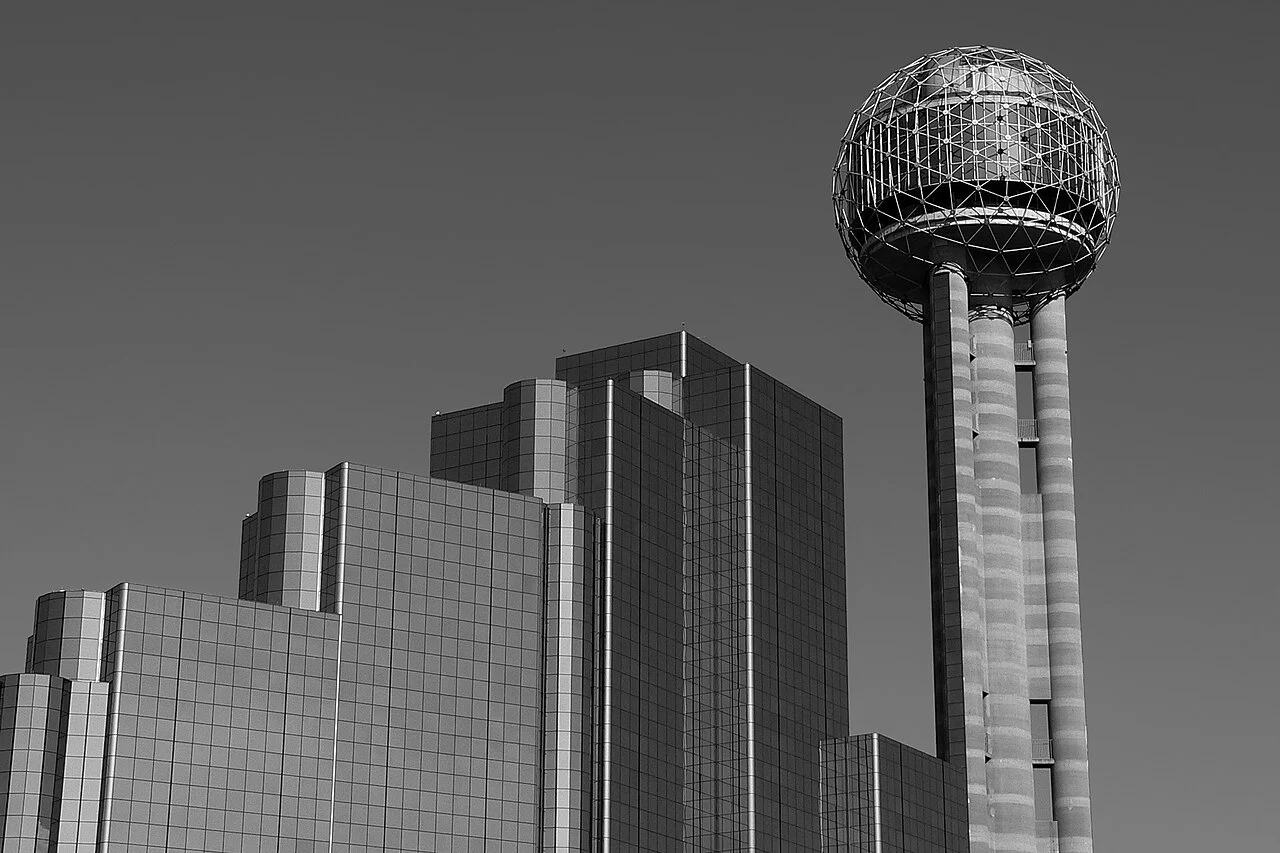 Dallas Reunion Tower ve Hyatt Regency binasının siyah beyaz arşiv fotoğrafı, 2005