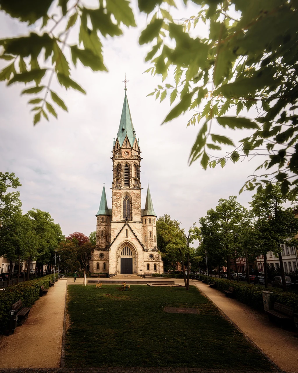 Darmstadt Johanneskirche’nin ağaçlar arasından görünümü