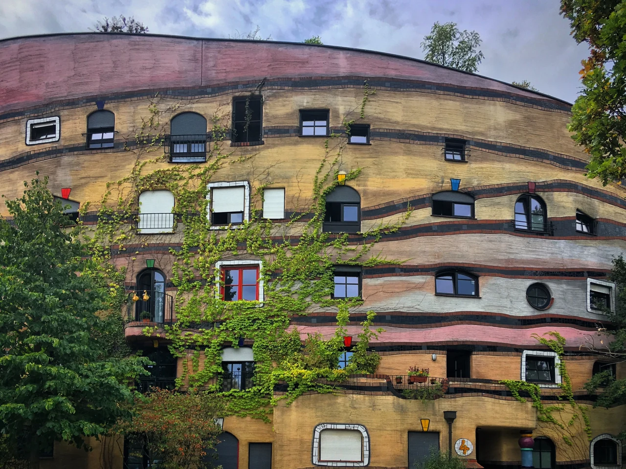 Darmstadt Waldspirale’nin renkli konut cephesi