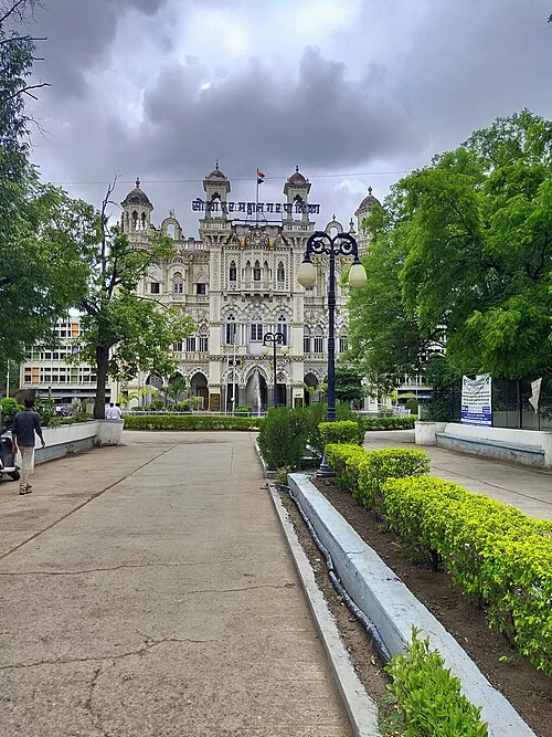 Solapur belediye binasının tarihî kule cephesi