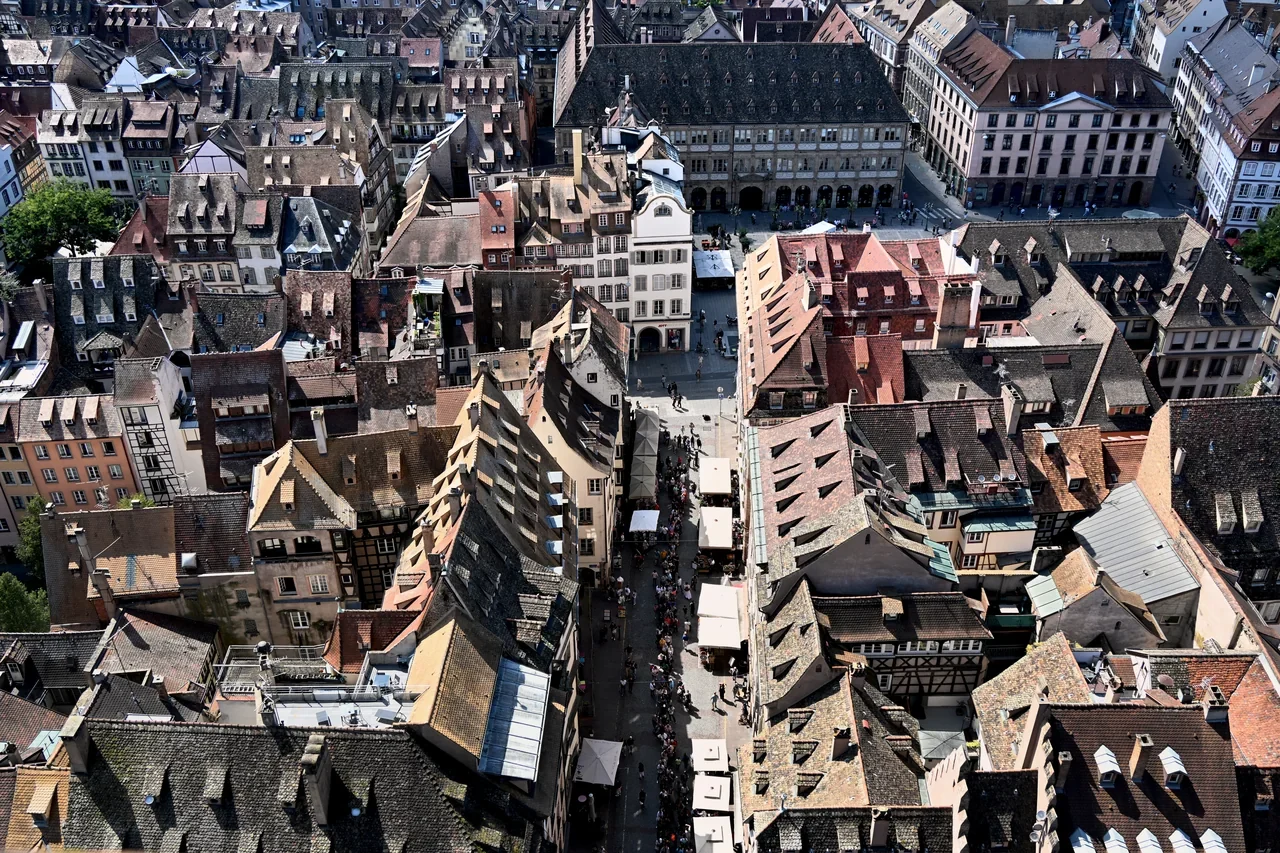 Strasbourg Katedrali üzerinden Rue Mercière çevresinin çatıları, 2025