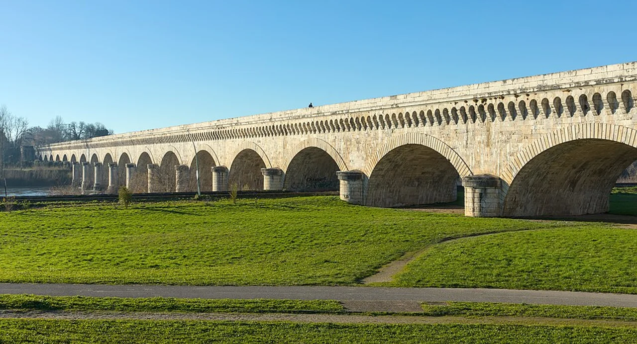 Agen pont-canal köprüsünün Garonne üzerinden görünümü, 28 Aralık 2024; bugünün su seviyesini göstermez.