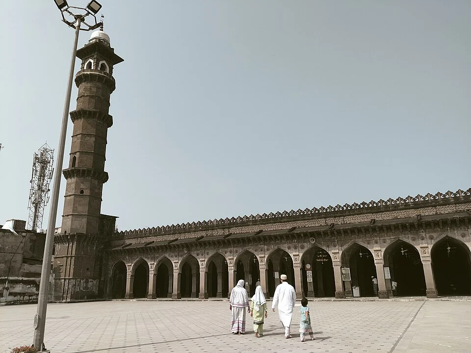 Burhanpur Jama Masjid minaresi, açık avlu ve uzun kemer dizisi, 20 Eylül 2024; güncel ziyaret izni veya minareye çıkış kanıtı değildir.