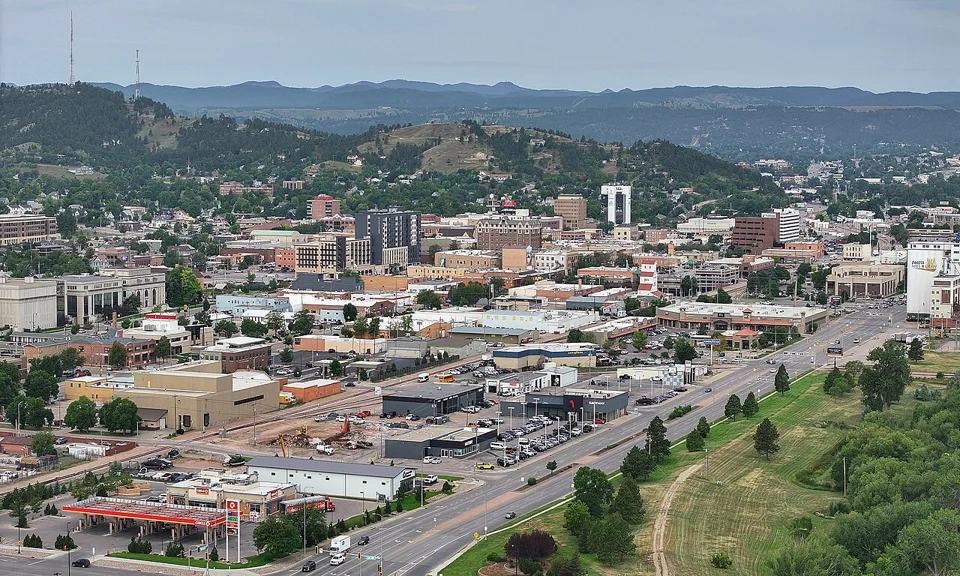 Rapid City kent silueti ve çevredeki yükseltiler, Ağustos 2025; güncel trafik veya hava durumu değildir