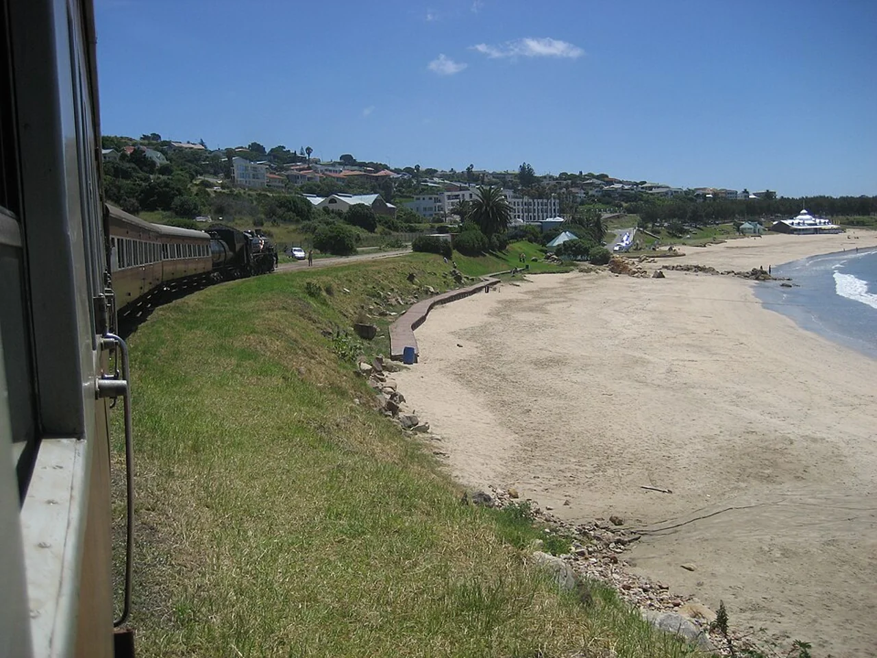 SantosBeach ve demiryolu kenarından görünüm,Ocak2008; güncel tren seferi kanıtı değildir