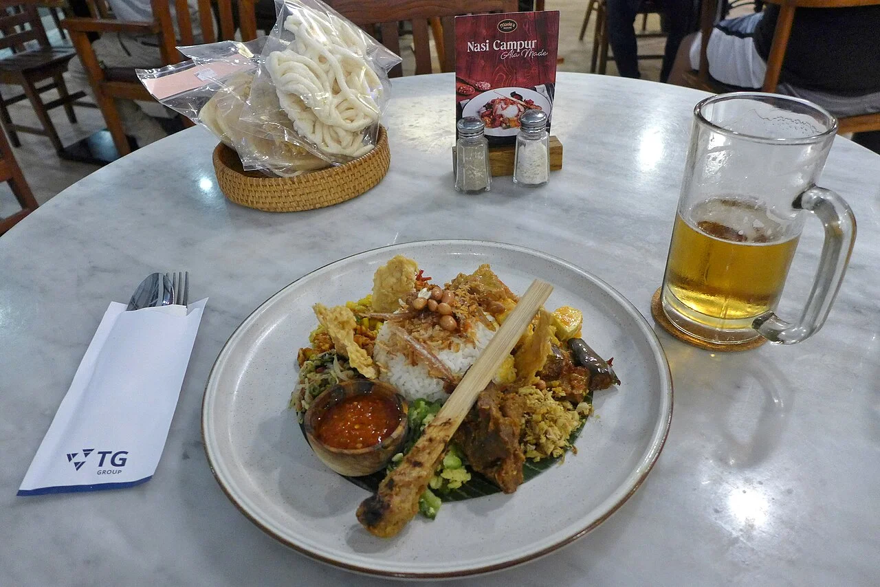 Made’s Warung nasi campur in Ngurah Rai Airport international area; Bahnfrend, 4 November 2023. Badung location, not a central Denpasar restaurant.