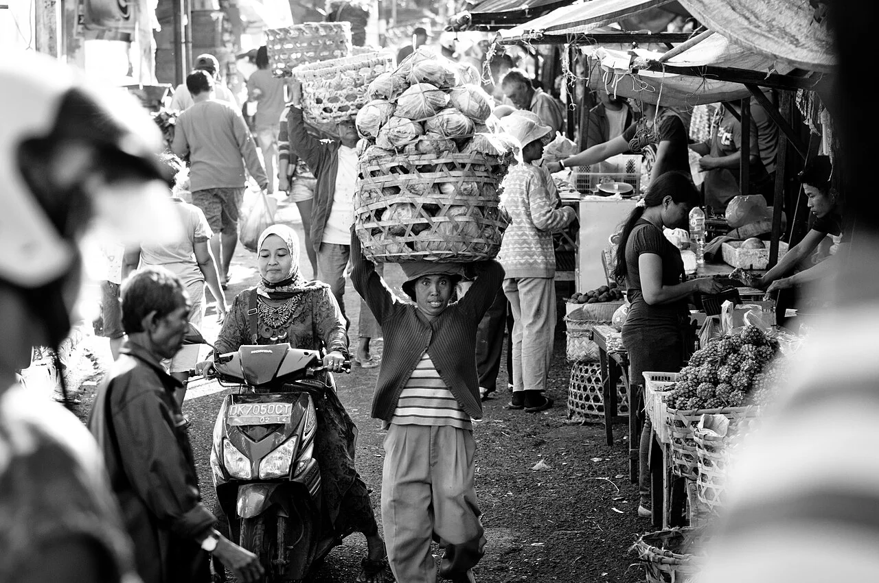 Shopping and carrying produce in a Denpasar market; Graham Crumb/Imagicity.com, source 14 June 2012, EXIF 13 June. Not the 2019 new Badung building.