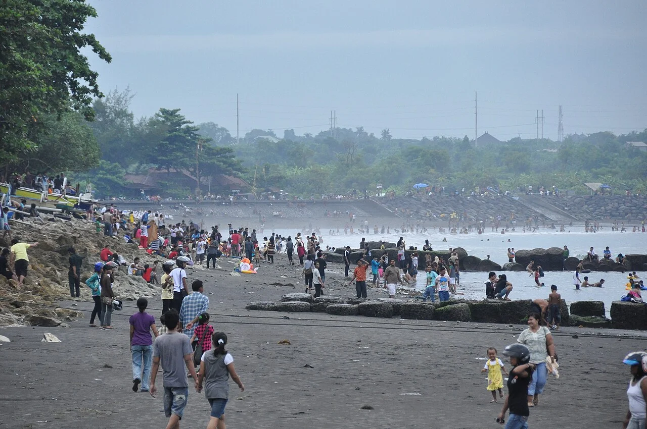 Visitors walking along Sanur shore; Marufish, 13 May 2010. Actual coast context between meal stops.