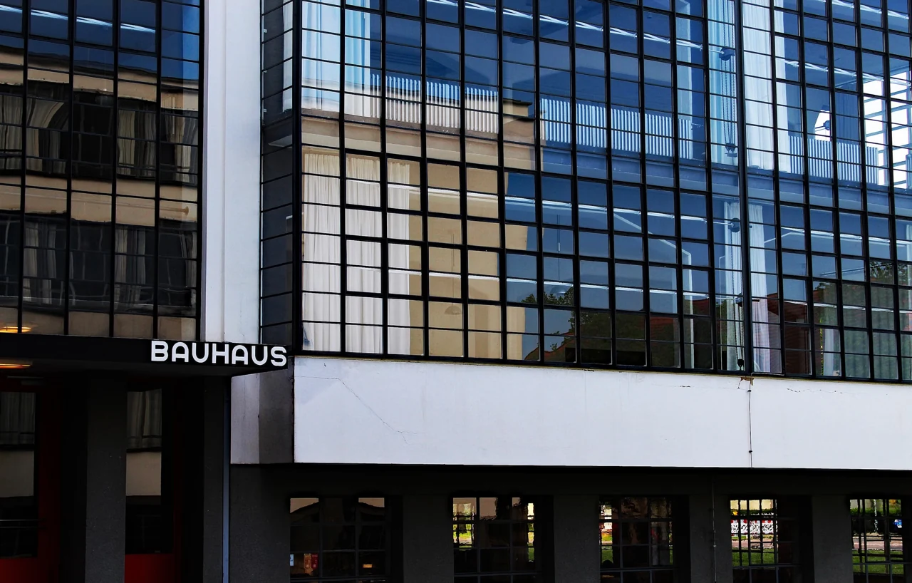 Dessau Bauhaus okulunun cam cephesi