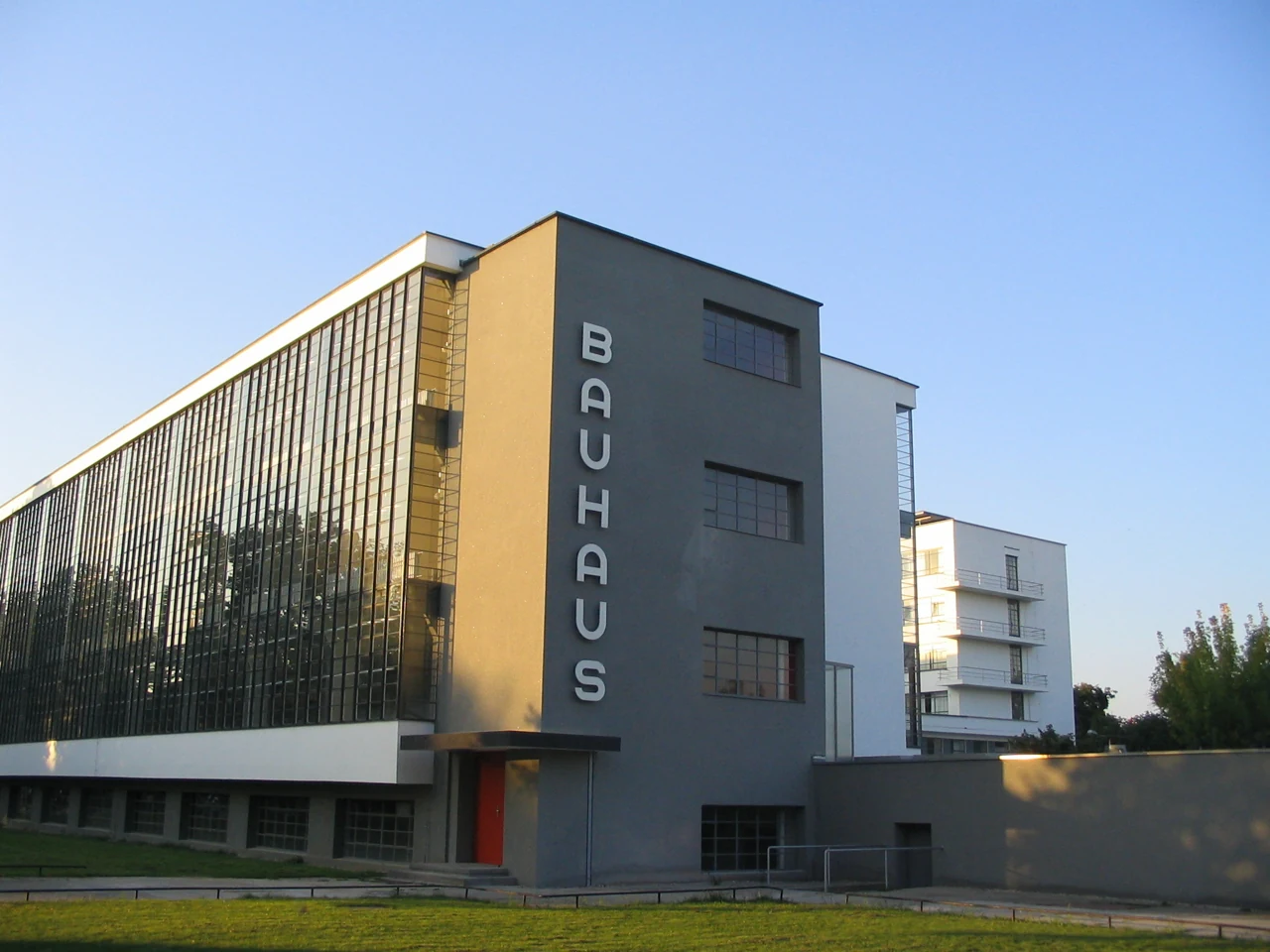 Dessau Bauhaus okulunun 2005 tarihli genel dış görünümü